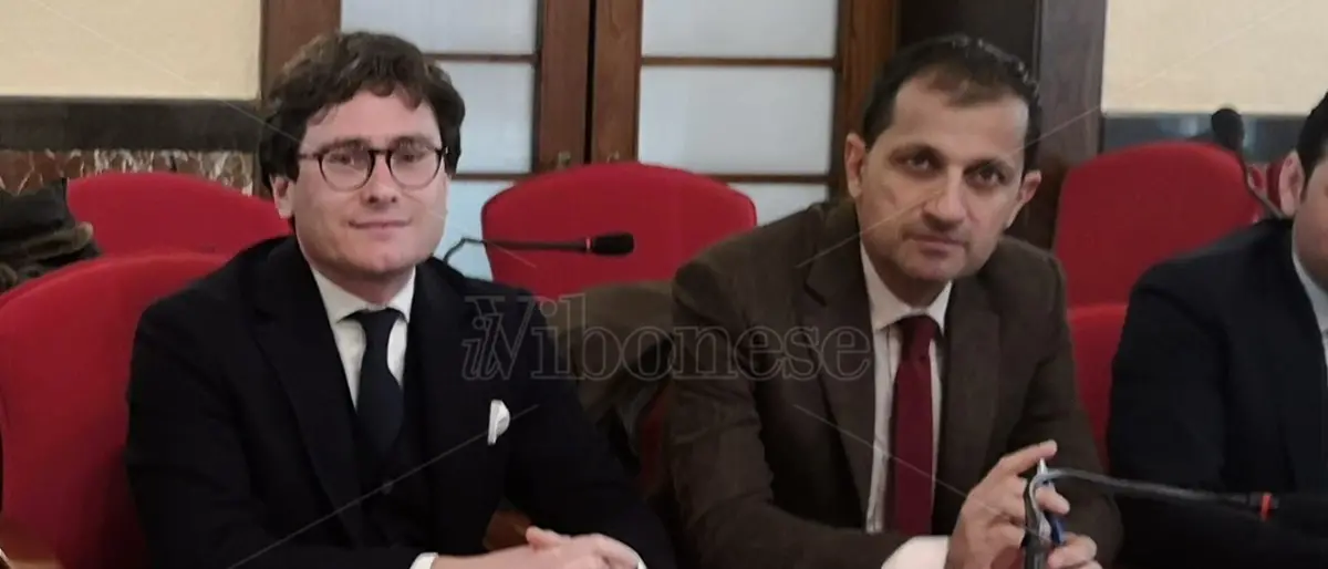 Il Corsivo | I dissidi sul mancato coordinamento dell’opposizione a Vibo ampliano le distanze tra Luciano e Soriano