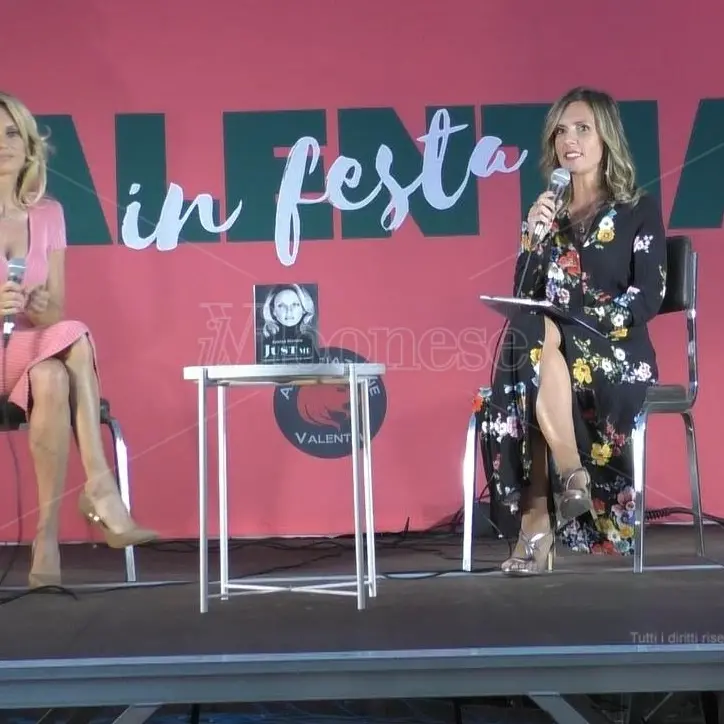 La showgirl Justine Mattera si racconta dal palco del Valentia in festa -Video