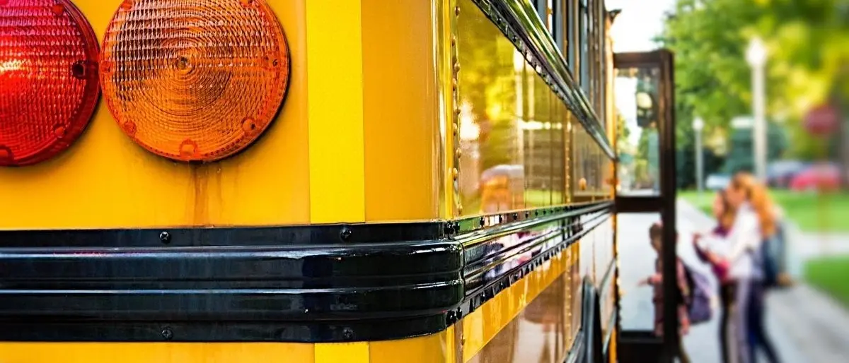 Bimba rischia di soffocare sullo scuolabus, salvata da un carabiniere