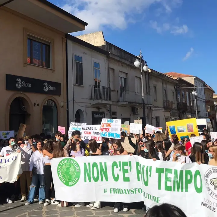 Friday for Future, gli studenti vibonesi in piazza contro il cambiamento climatico - Video