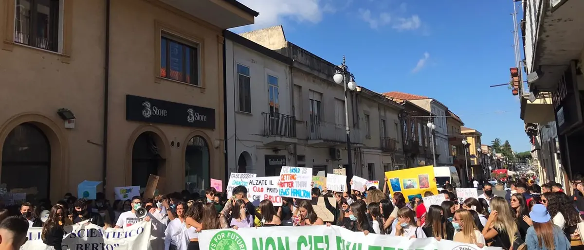 Friday for Future, gli studenti vibonesi in piazza contro il cambiamento climatico - Video
