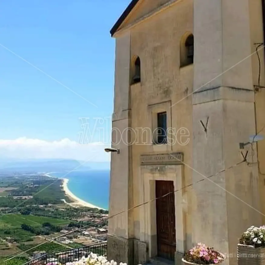 Nicotera, profanata la chiesa di Santa Chiara. I cittadini: «Gesto ignobile»