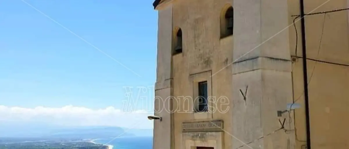 Nicotera, profanata la chiesa di Santa Chiara. I cittadini: «Gesto ignobile»