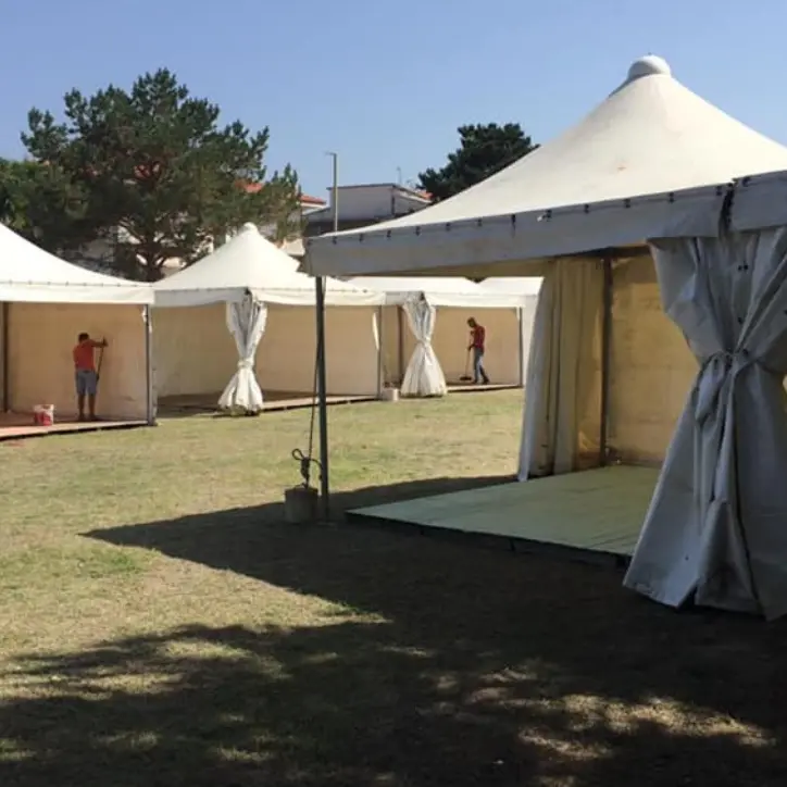 Portosalvo, polemiche per la scuola sotto i gazebo. Il sindaco: «Orgogliosi del nostro operato»