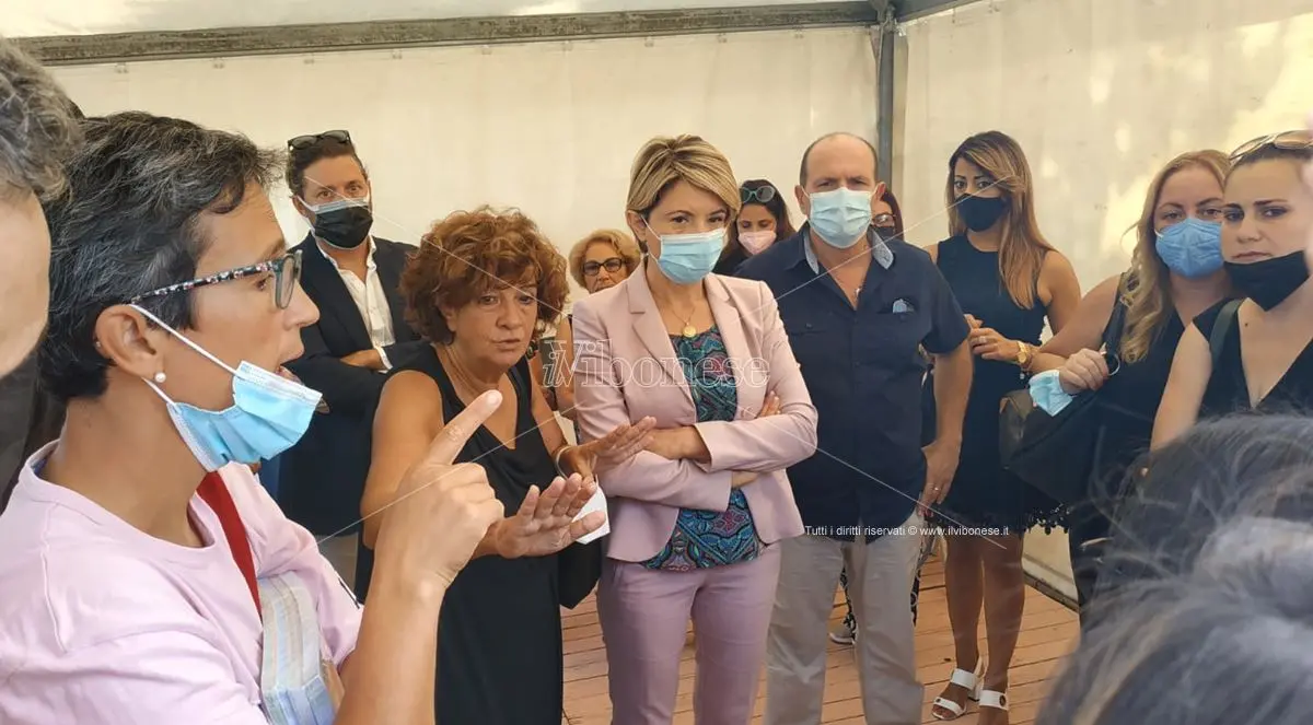 Scuola nelle tende nella frazione Portosalvo di Vibo, la protesta dei genitori - Video