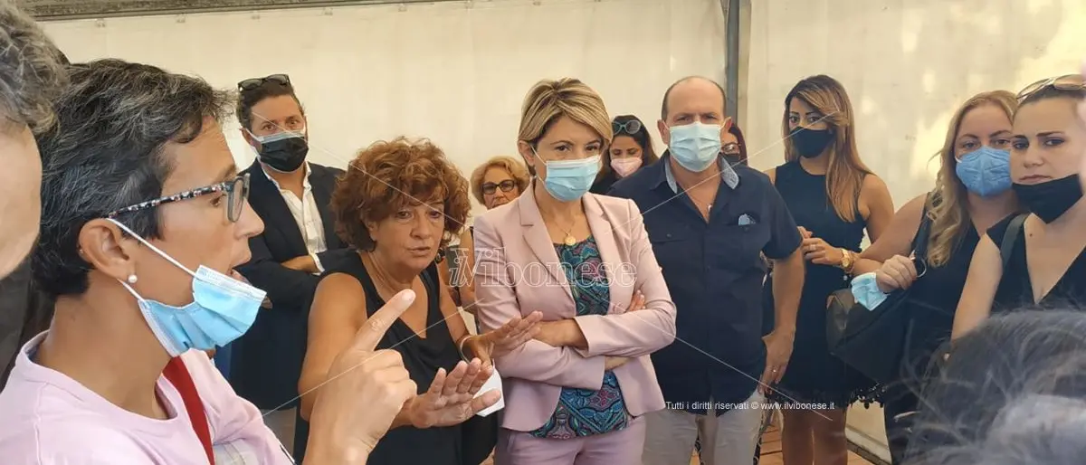 Scuola nelle tende nella frazione Portosalvo di Vibo, la protesta dei genitori - Video