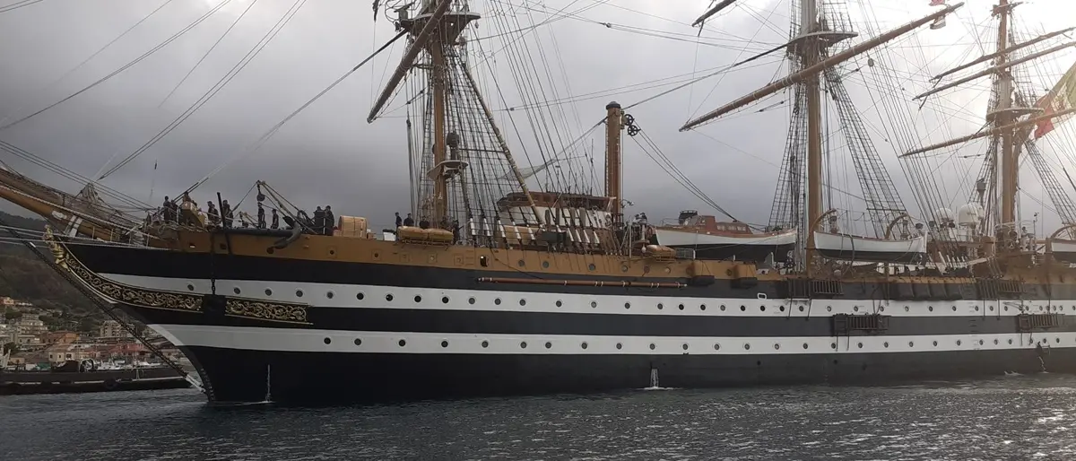 La nave scuola \"Amerigo Vespucci\" è entrata nel porto di Vibo Marina