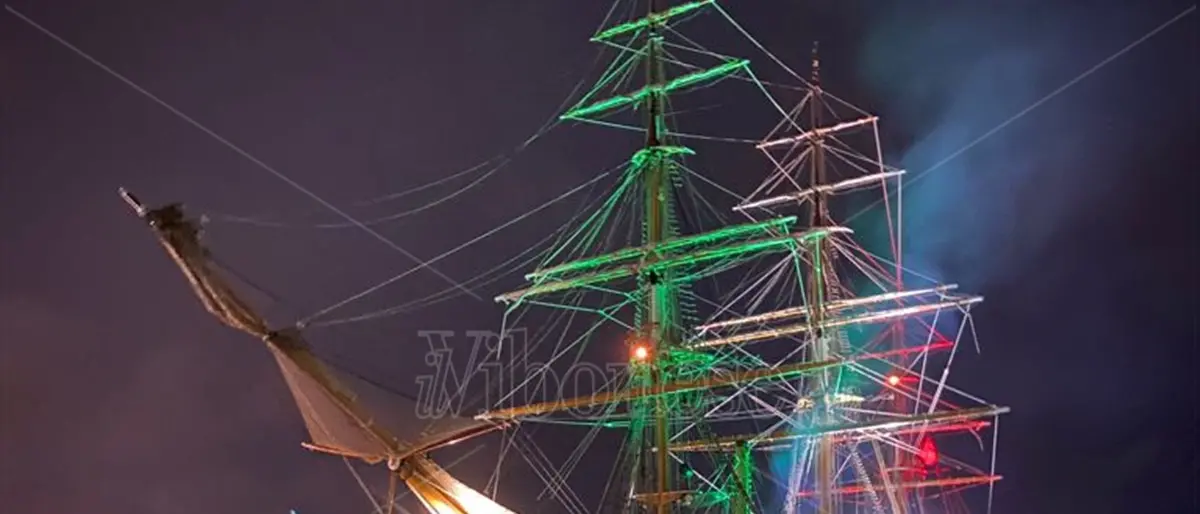 L'Amerigo Vespucci saluta Vibo Marina, stupore e applausi per la nave scuola
