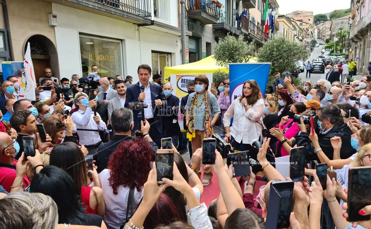 L'ex premier Giuseppe Conte a Vibo fra Green pass, reddito di cittadinanza e rincaro bollette