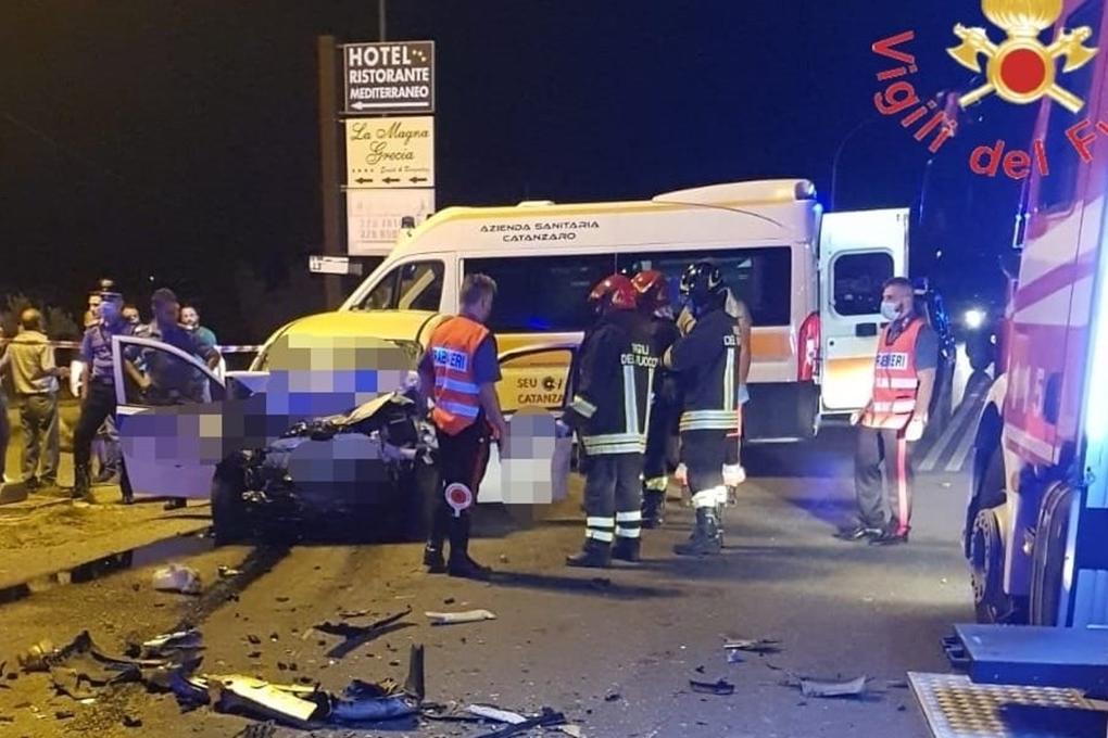 Tragico incidente sulla statale 106: due morti e un ferito grave