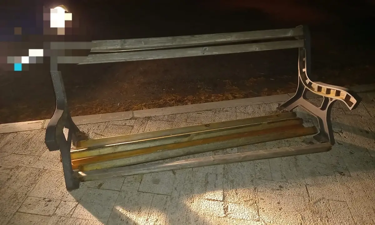 Vandali in azione a Nicotera: danneggiate panchine su viale San Francesco
