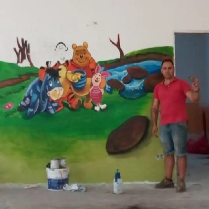 Zungri, percepisce il reddito di cittadinanza e “ricambia” dipingendo murales nell’asilo
