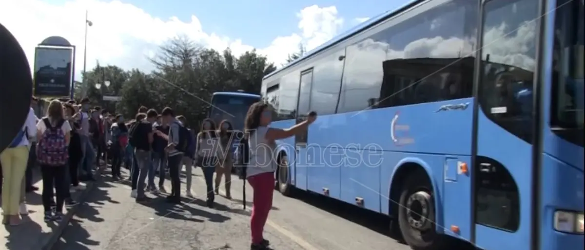 Vibo Marina, studenti lasciati a piedi: scatta la protesta delle mamme