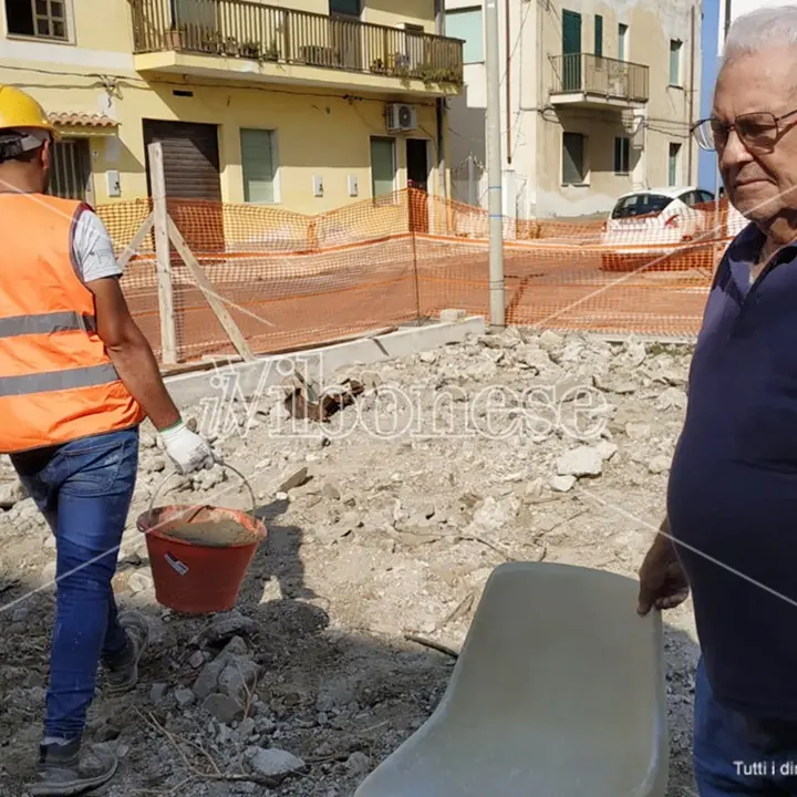 Vibo Marina, una piazzetta al posto del suo immobile demolito: 87enne tenta di fermare i lavori - Video