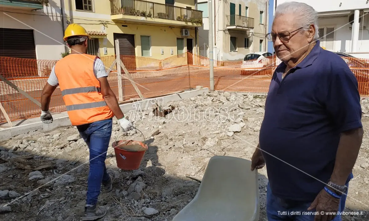 Vibo Marina, una piazzetta al posto del suo immobile demolito: 87enne tenta di fermare i lavori - Video