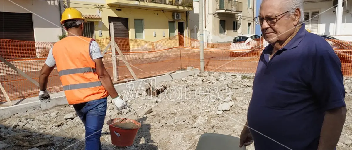 Vibo Marina, una piazzetta al posto del suo immobile demolito: 87enne tenta di fermare i lavori - Video