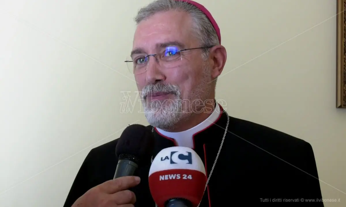 Vibo, il vescovo Nostro in visita all'ospedale per Natale