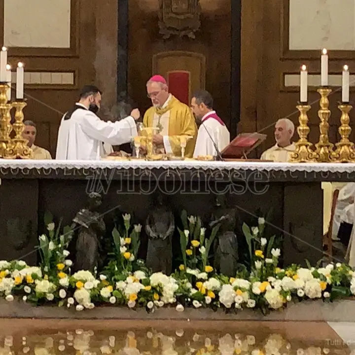Il nuovo vescovo di Mileto si presenta ai fedeli: «I figli educano i genitori ad amare» -Video