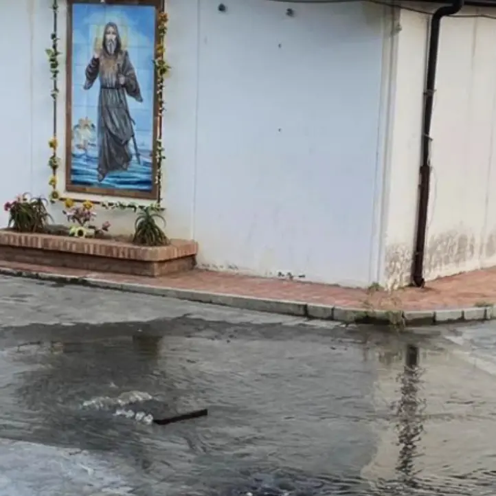Maltempo, la segnalazione da Tropea: «Basta un po’ di pioggia e saltano i tombini»
