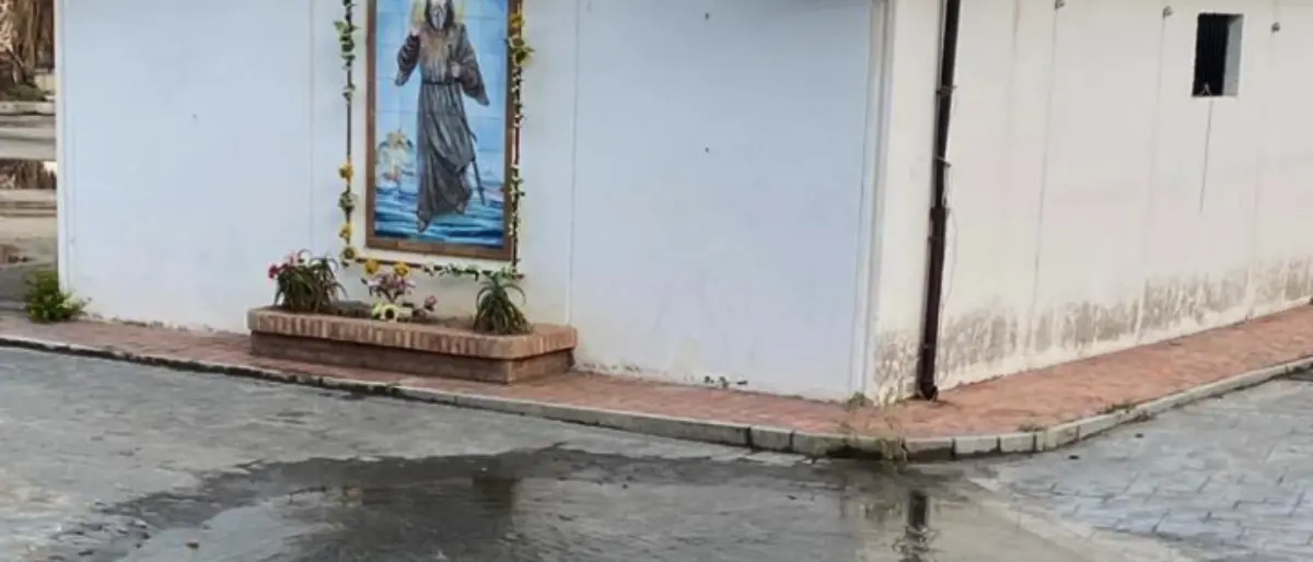 Maltempo, la segnalazione da Tropea: «Basta un po’ di pioggia e saltano i tombini»