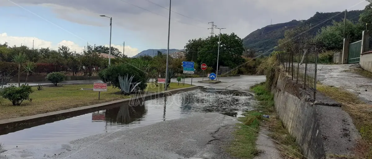 Strada nuovamente allagata al bivio di Longobardi, l’appello dei cittadini
