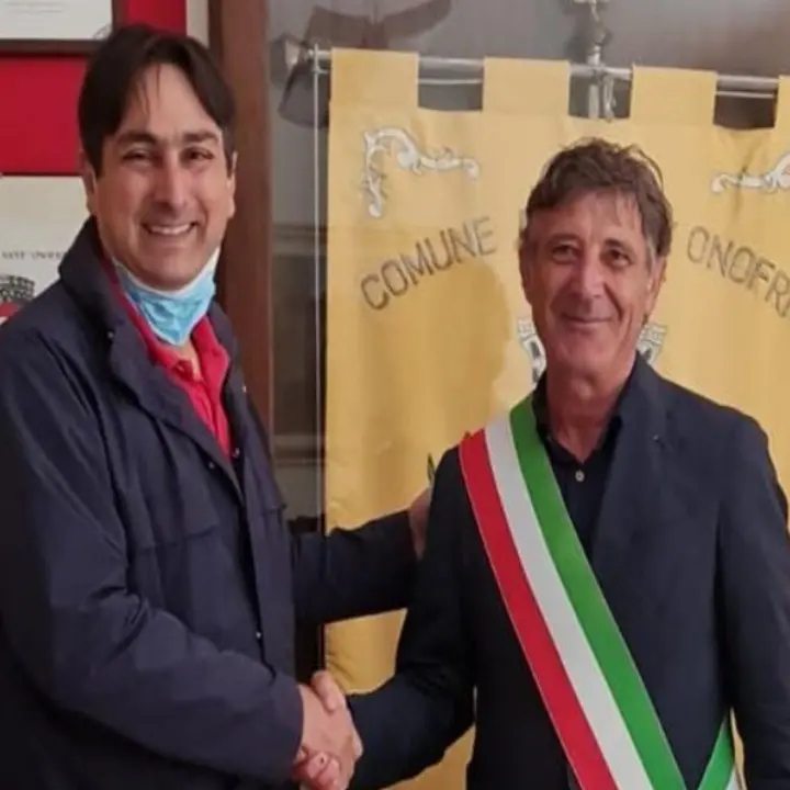 Sant’Onofrio, l’ex sindaco contro il neoeletto: «Ha tolto la bandiera di Libera dal Comune»