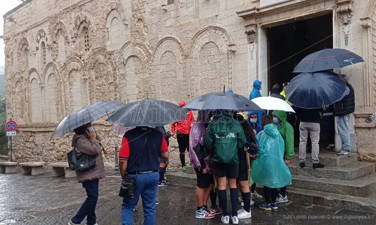 È il giorno della beatificazione di don Mottola, centinaia di fedeli sfidano la pioggia - La diretta