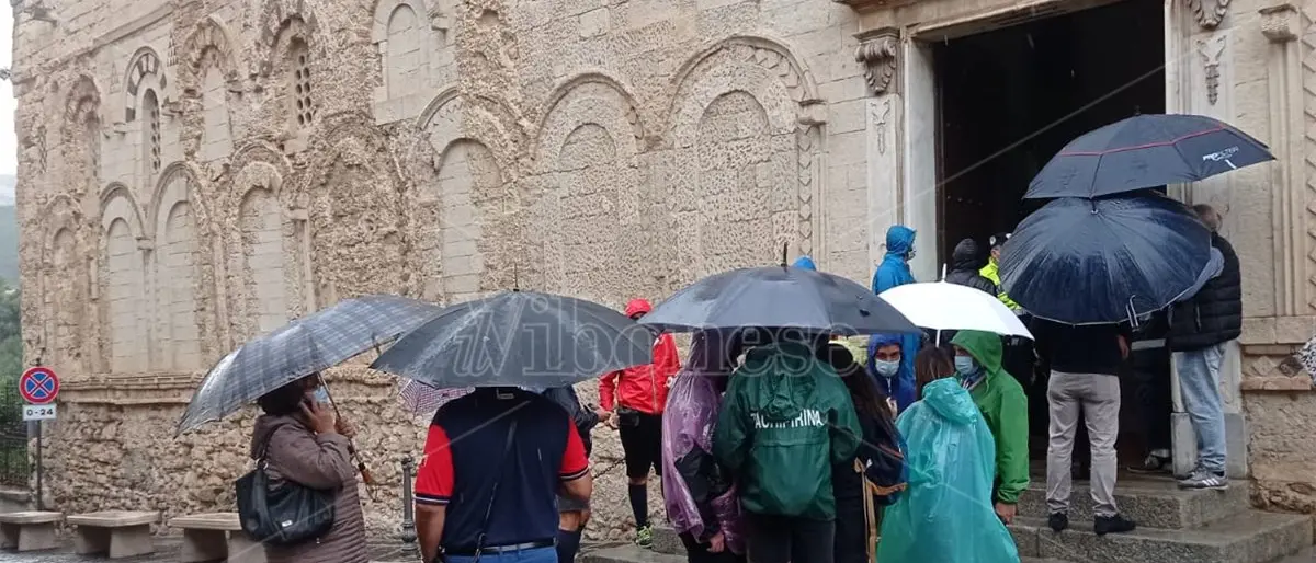 È il giorno della beatificazione di don Mottola, centinaia di fedeli sfidano la pioggia - La diretta