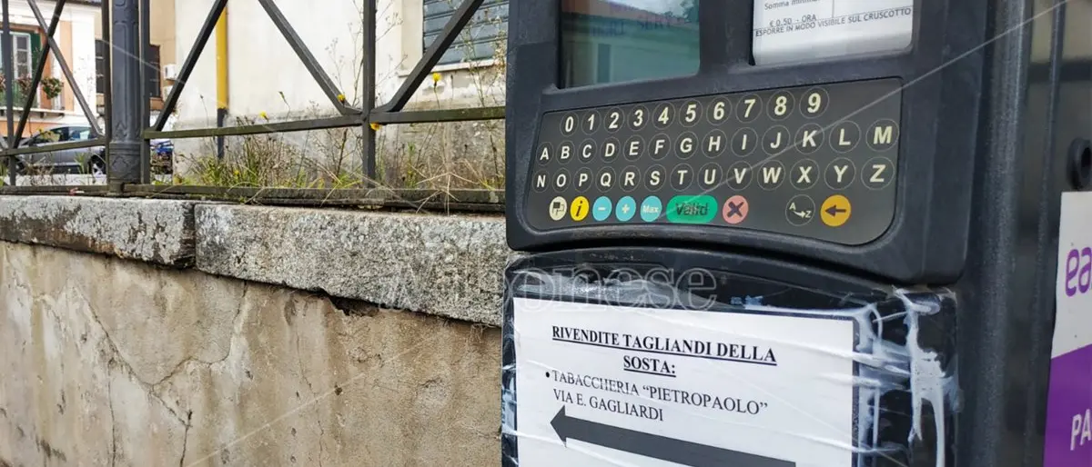 Strisce blu a Vibo e pagamento impossibile: parcometri rotti, ma multe sempre in agguato