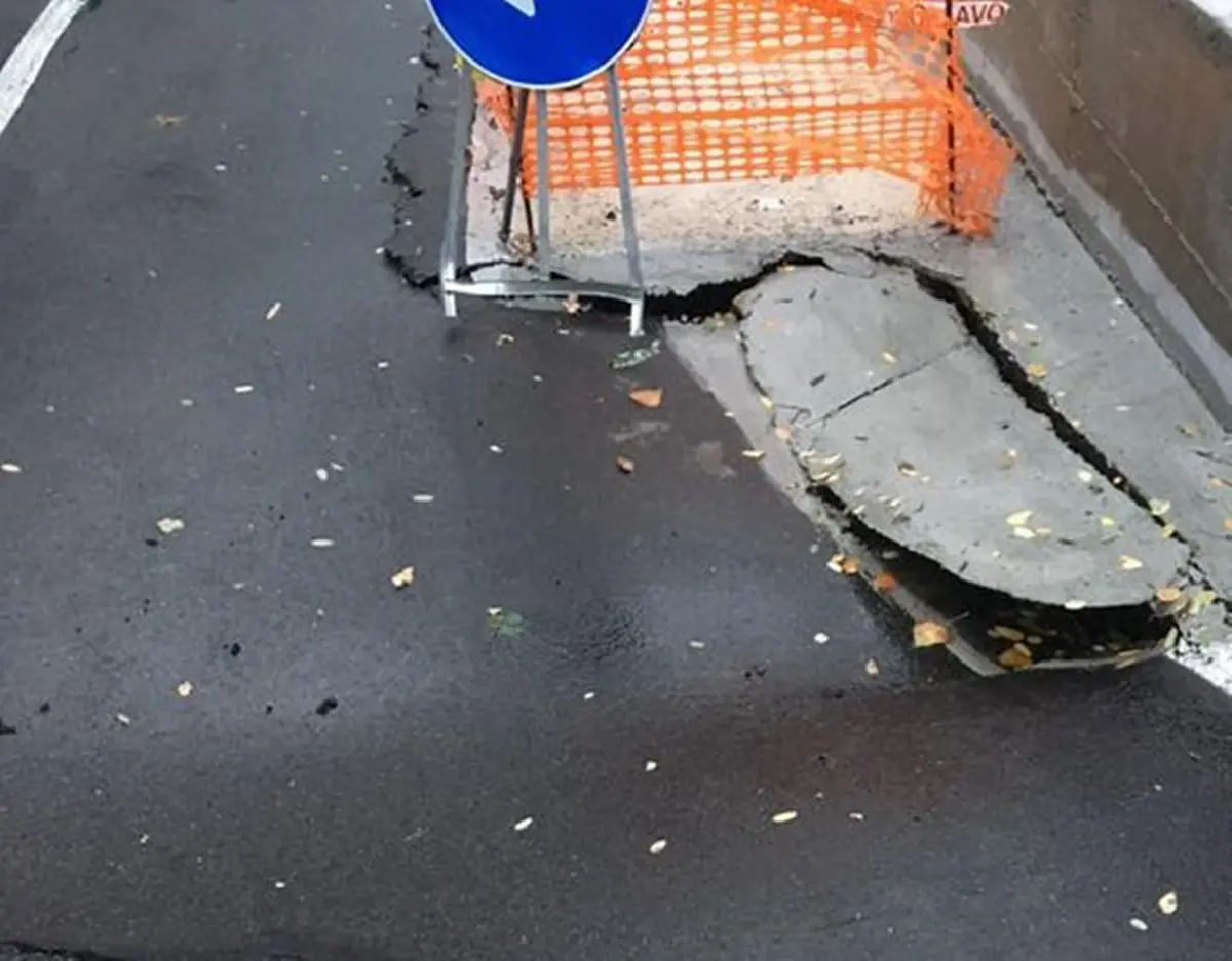 Altro crollo sulla strada per Longobardi. L'opposizione: «Amministrazione inefficiente»