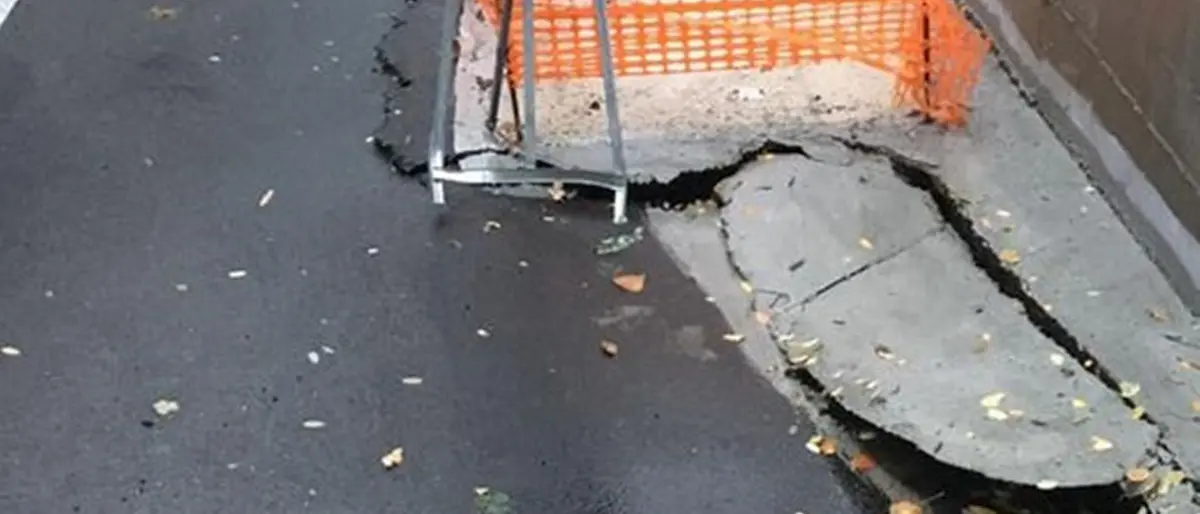 Altro crollo sulla strada per Longobardi. L'opposizione: «Amministrazione inefficiente»