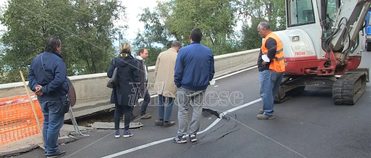 Strada (di nuovo) chiusa a Longobardi, faccia a faccia tra sindaco e ditta - Video