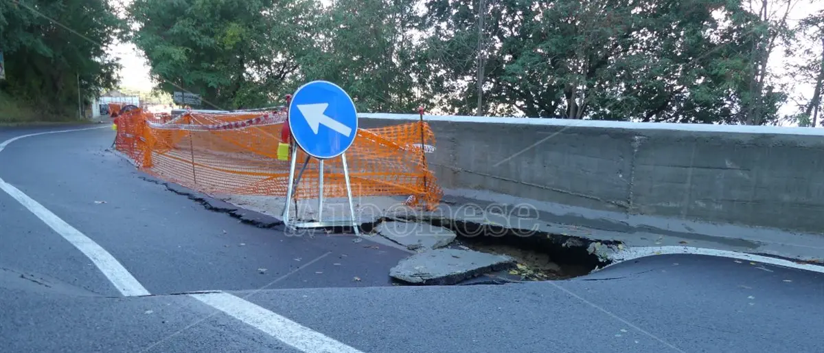 Strada crollata a Longobardi, il Codacons chiede conto al Comune: «E adesso chi paga?» -Video