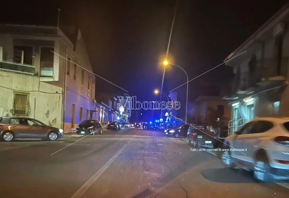 Mileto, automobilista investe un pedone in pieno centro