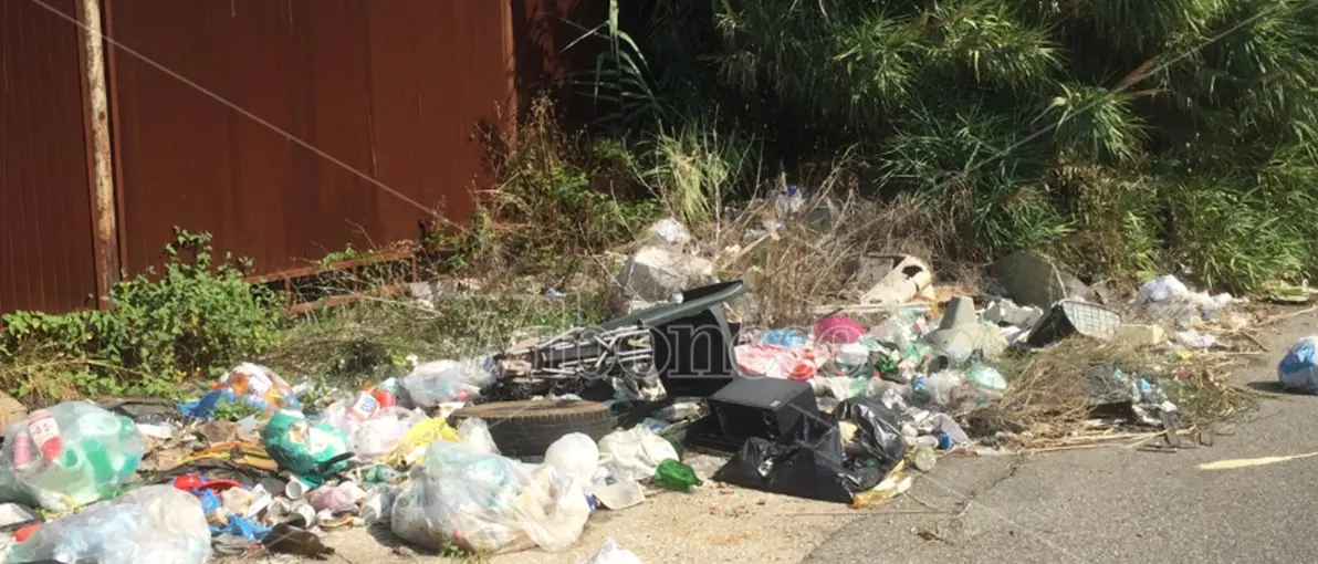 Vibo Marina: la “strada del degrado”, tra rifiuti, miasmi e voragini