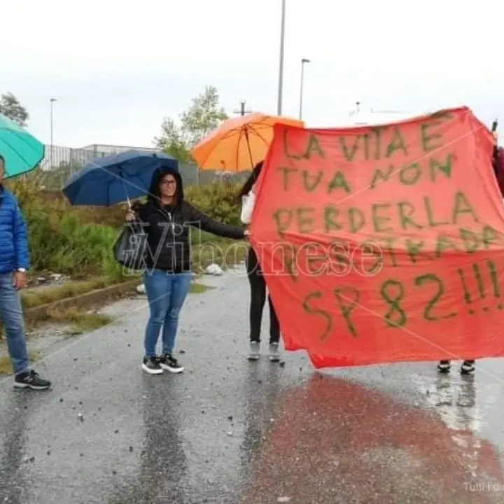 A Cessaniti crolla la strada. Le mamme: «Intervenite o sarà una tragedia» - Video