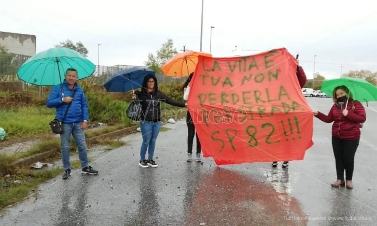 A Cessaniti crolla la strada. Le mamme: «Intervenite o sarà una tragedia» - Video