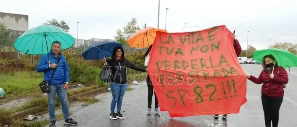 A Cessaniti crolla la strada. Le mamme: «Intervenite o sarà una tragedia» - Video