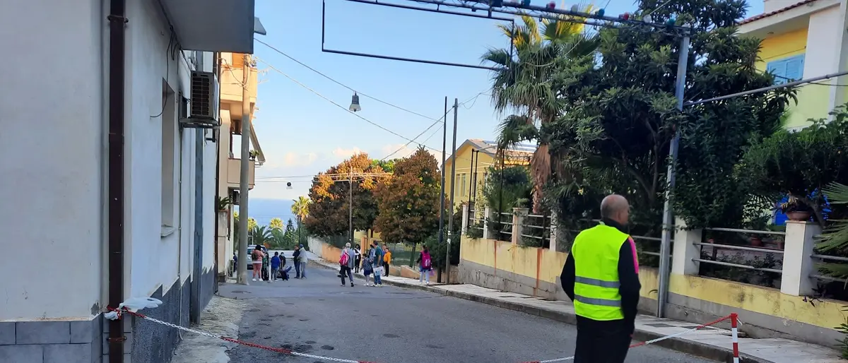 Ricadi, i precettori di reddito di cittadinanza impegnati all'ingresso delle scuole
