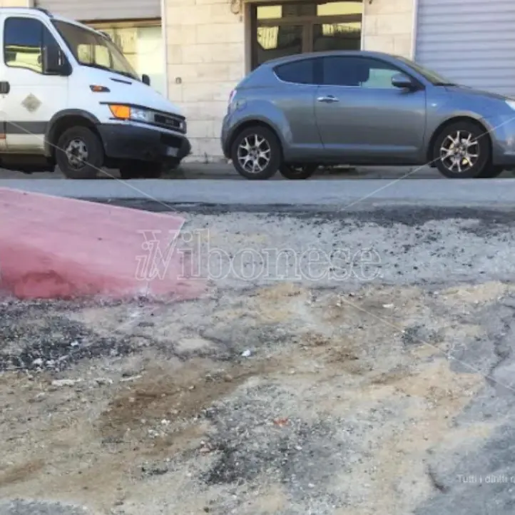 Vibo Marina, marciapiede in via Parodi finito ma restano i problemi per i disabili