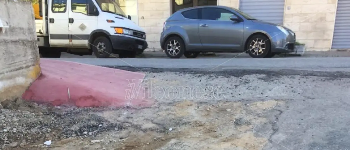 Vibo Marina, marciapiede in via Parodi finito ma restano i problemi per i disabili