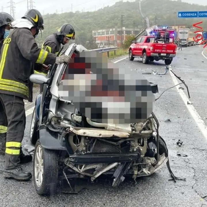 Tragico incidente nel Crotonese, un morto nello scontro tra un'auto e un tir
