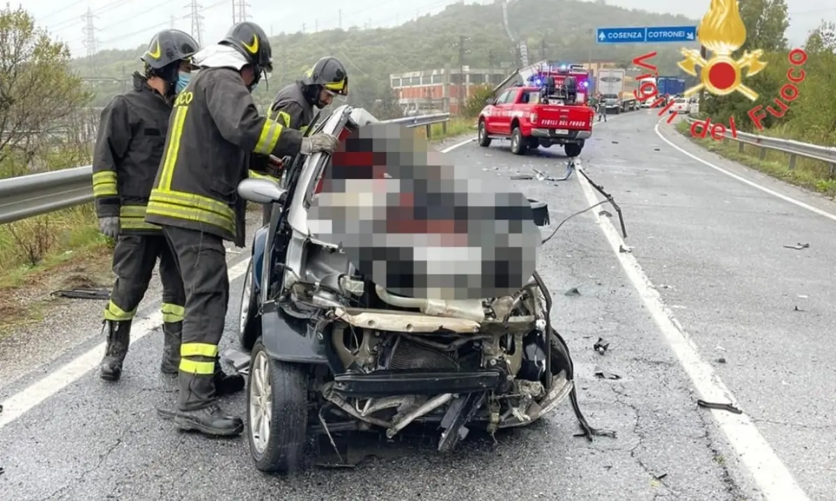 Tragico incidente nel Crotonese, un morto nello scontro tra un'auto e un tir