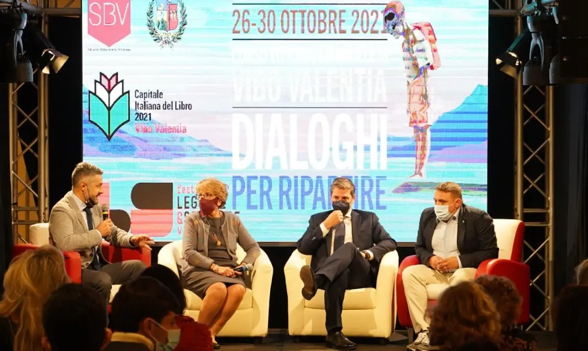 Al via il Festival Leggere& Scrivere, il senatore Barachini: «Raccontiamo una Vibo migliore» -Video