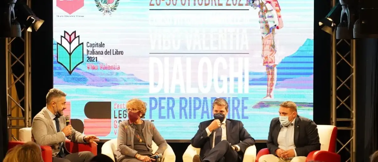 Al via il Festival Leggere& Scrivere, il senatore Barachini: «Raccontiamo una Vibo migliore» -Video
