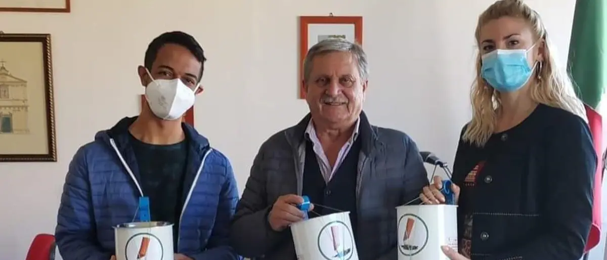 Parghelia, il Rotaract di Tropea dona al Comune posaceneri da arredo urbano