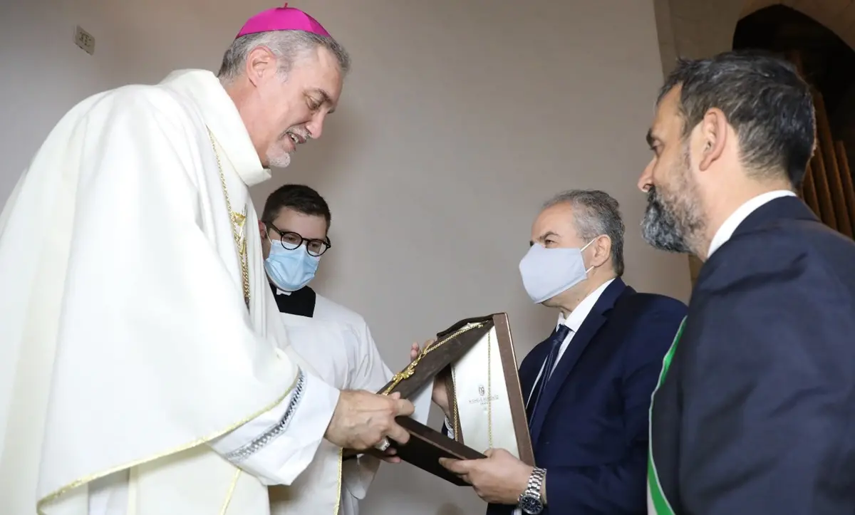 Tropea, donata al vescovo Nostro una Croce pastorale realizzata dall'orafo Affidato