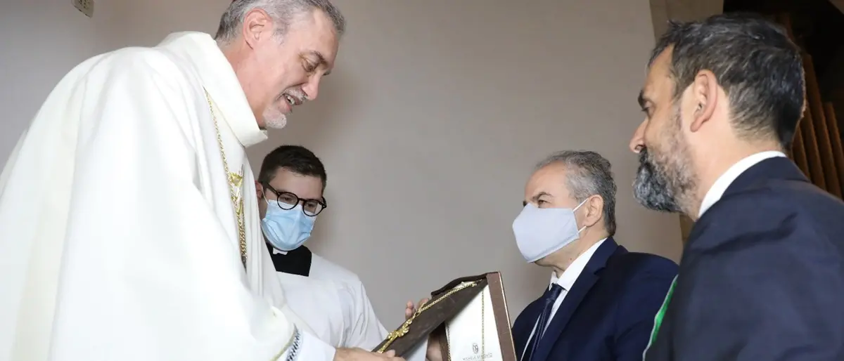 Tropea, donata al vescovo Nostro una Croce pastorale realizzata dall'orafo Affidato