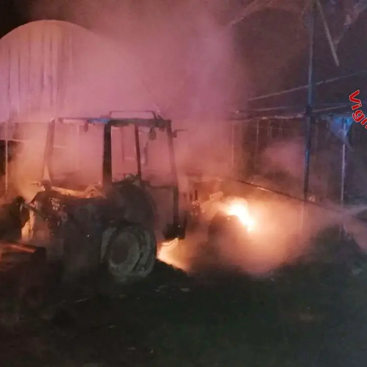 Mezzi agricoli in fiamme a Rombiolo, indagini