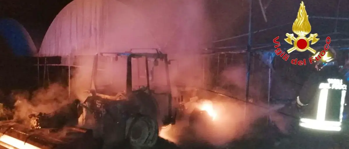 Mezzi agricoli in fiamme a Rombiolo, indagini